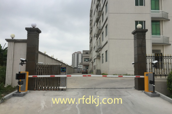 在电动门/平移门/悬浮门/伸缩门加装或改装车牌识别系统时必须考虑的三个问题 在电动门/平移门/悬浮门/伸缩门加装或改装车牌识别系统时必须考虑的三个问题